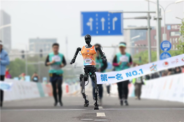 天金策略 全球首秀！人形机器人“天工Ultra”征战半马，中国智造突破运动极限