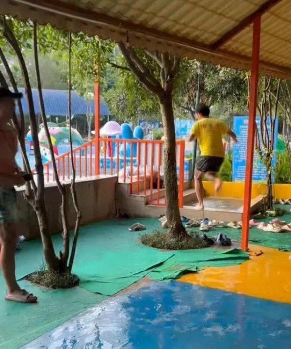 牛管家 重庆一水上乐园漏电致有人触电？官方通报：1人触电3人受惊，均无大碍，乐园已停业整顿